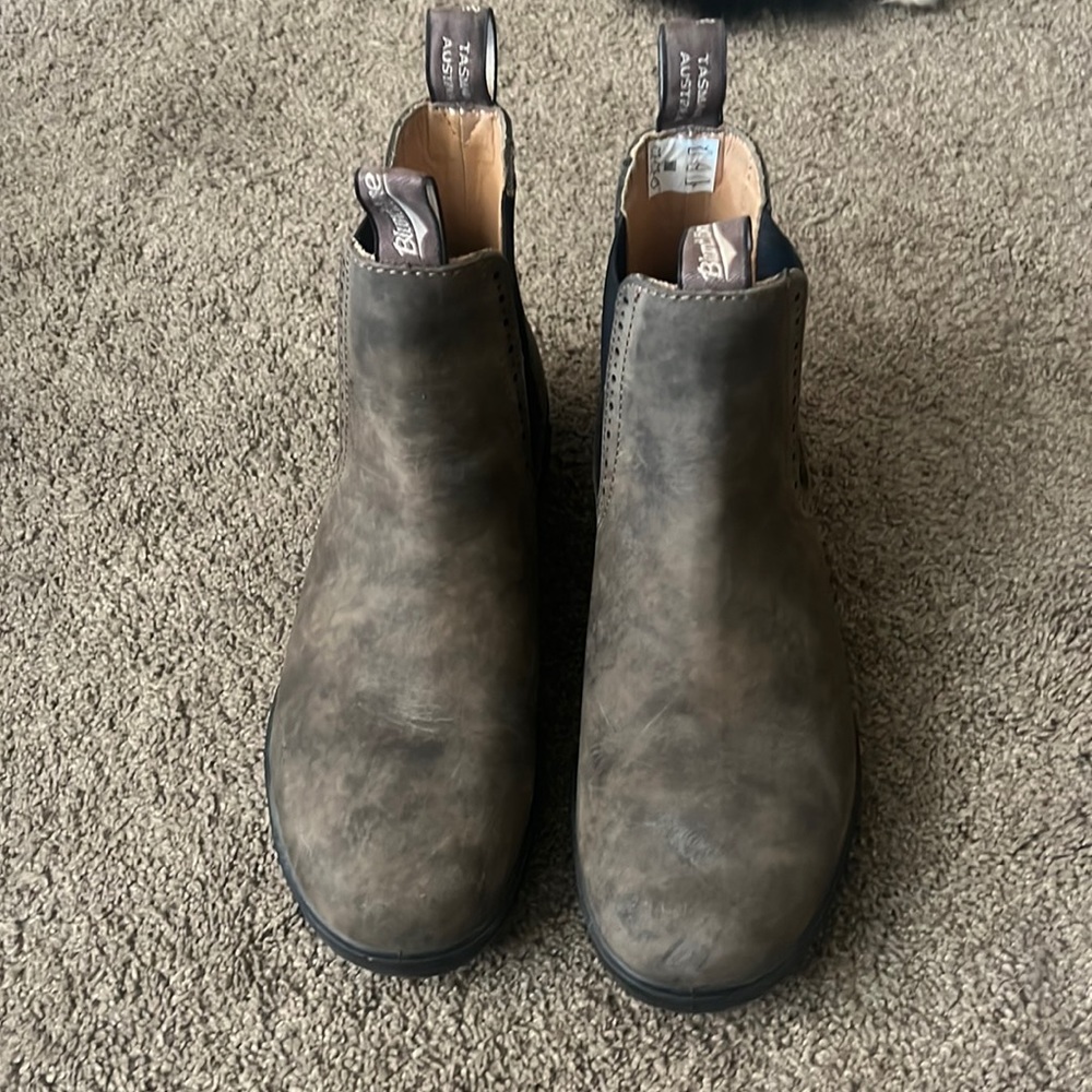 BLUNDSTONE women Chelsea boots in rustic brown size 9.5.